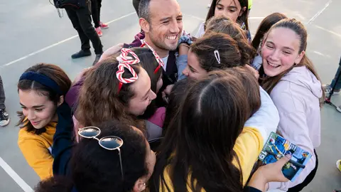 Cazorla rodeado de niños en el colegio. Cazorla rodeado de niños en el colegio.