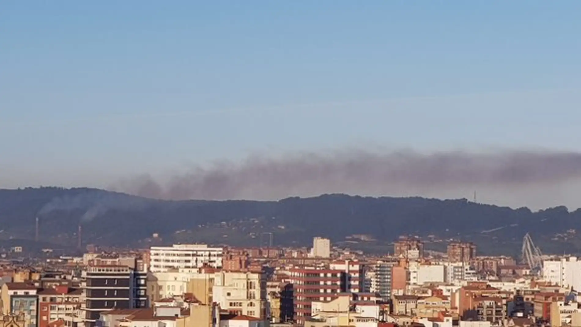 Nube de contaminación sobre Gijón