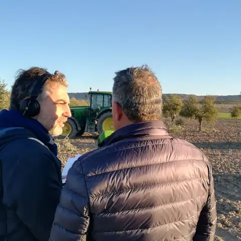 Carlos Alsina con el agricultor José Carlos Velasco Carlos Alsina con el agricultor José Carlos Velasco