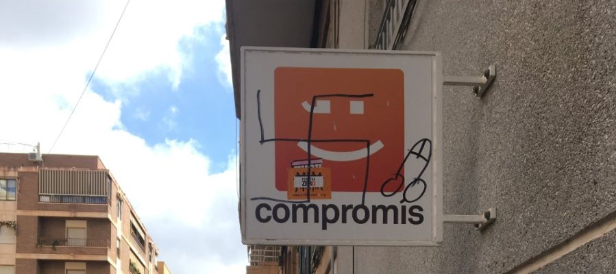Pintada en la sede de Compromís per Elx. Pintada en la sede de Compromís per Elx.