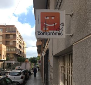 Pintada en la sede de Compromís per Elx. Pintada en la sede de Compromís per Elx.