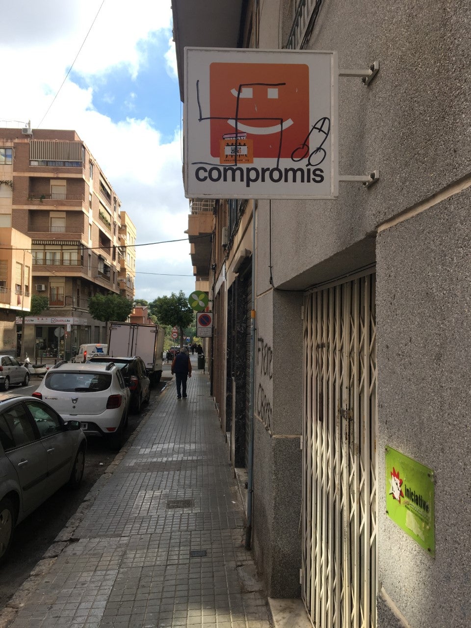 La sede de Compromís per Elx amanece con pintadas de simbología nazi La sede de Compromís per Elx amanece con pintadas de simbología nazi