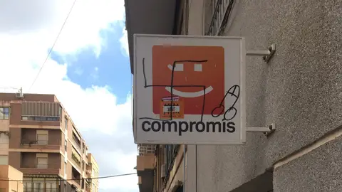 Pintada en la sede de Compromís per Elx. Pintada en la sede de Compromís per Elx.