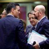 El presidente del Gobierno, Pedro Sánchez (i), y el presidente del Consejo Europeo, Charles Michel (d).