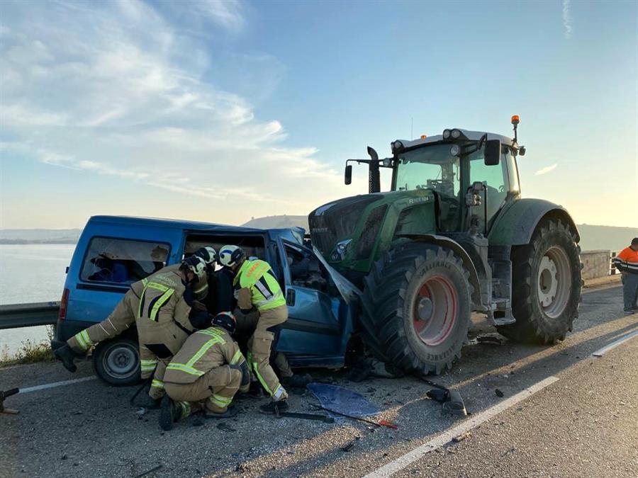 Tres muertos y cuatro heridos al chocar una furgoneta y un tractor en Caspe Tres muertos y cuatro heridos al chocar una furgoneta y un tractor en Caspe