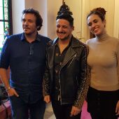 David Palomar junto a José María González, alcalde de Cádiz; y la concejala de Cultura, Lola Cazalilla