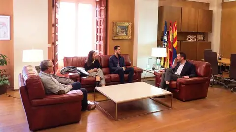 El alcalde de Elche, Carlos González, y el concejal de Deportes, Vicente Alberola, recibieron al taekwondista ilicitano Raúl Martínez, que participará en los Juegos Olímpicos 2020. TAEKWONDO
