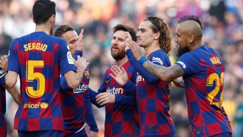 Los jugadores del Bar&ccedil;a celebran un gol de Messi