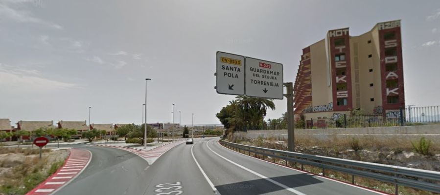 Acceso a Santa Pola desde la N-332 a la altura del viejo hotel Rocas Blancas. Acceso a Santa Pola desde la N-332 a la altura del viejo hotel Rocas Blancas.