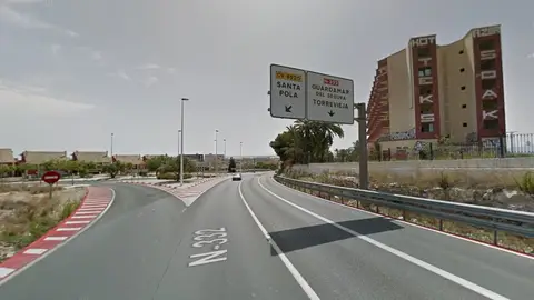 Acceso a Santa Pola desde la N-332 a la altura del viejo hotel Rocas Blancas. Acceso a Santa Pola desde la N-332 a la altura del viejo hotel Rocas Blancas.