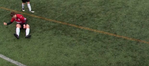 Una futbolista se disloca la rodilla y se la recoloca a puñetazos para seguir jugando Una futbolista se disloca la rodilla y se la recoloca a puñetazos para seguir jugando