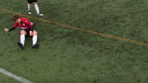 La capitana del St. Mirren WFC tras la aparatosa caída La capitana del St. Mirren WFC tras la aparatosa caída