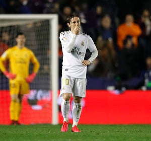 Modric se lamenta tras el gol del Levante Modric se lamenta tras el gol del Levante
