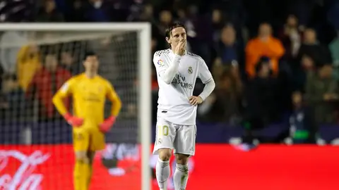 Modric se lamenta tras el gol del Levante Modric se lamenta tras el gol del Levante