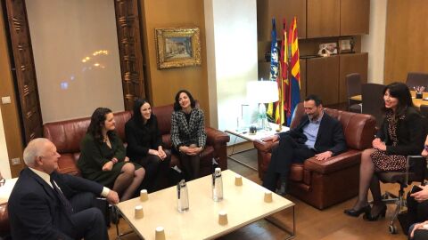 Integrantes de la trenc&agrave; del Gui&oacute; de Elche en el recibimiento en el ayuntamiento.