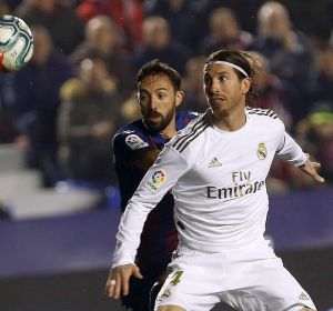 Sergio Ramos (Real Madrid) con José Luis Morales (Levante) Sergio Ramos (Real Madrid) con José Luis Morales (Levante)