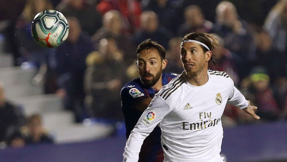 Sergio Ramos (Real Madrid) con José Luis Morales (Levante)