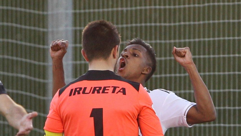 Rodrygo celebrando su gol frente al portero del Sanse