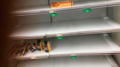 Supermercado en Mil&aacute;n arrasado por miedo al coronavirus
