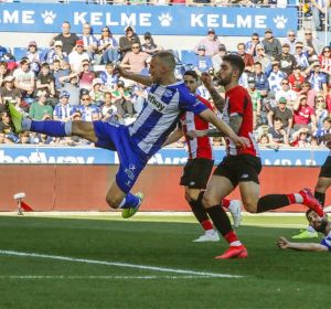 El delantero del Deportivo Alavés Rodrigo Ely remata para marcar el gol de la victoria ante el Athletic Club El delantero del Deportivo Alavés Rodrigo Ely remata para marcar el gol de la victoria ante el Athletic Club