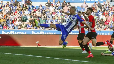 El delantero del Deportivo Alavés Rodrigo Ely remata para marcar el gol de la victoria ante el Athletic Club El delantero del Deportivo Alavés Rodrigo Ely remata para marcar el gol de la victoria ante el Athletic Club