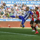 El delantero del Deportivo Alavés Rodrigo Ely remata para marcar el gol de la victoria ante el Athletic Club