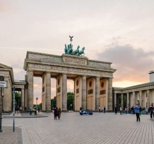 La Puerta de Brandeburgo, antigua puerta de entrada a Berlín y uno de los principales símbolos de la ciudad. La Puerta de Brandeburgo, antigua puerta de entrada a Berlín y uno de los principales símbolos de la ciudad.