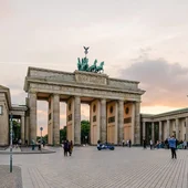 La Puerta de Brandeburgo, antigua puerta de entrada a Berlín y uno de los principales símbolos de la ciudad. La Puerta de Brandeburgo, antigua puerta de entrada a Berlín y uno de los principales símbolos de la ciudad.