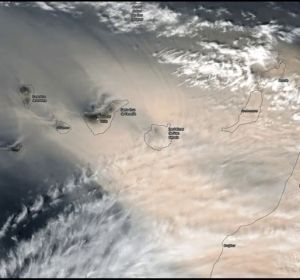 La calima marca en Canarias un récord mundial de contaminación, así captó la NASA la entrada del polvo en suspensión La calima marca en Canarias un récord mundial de contaminación, así captó la NASA la entrada del polvo en suspensión
