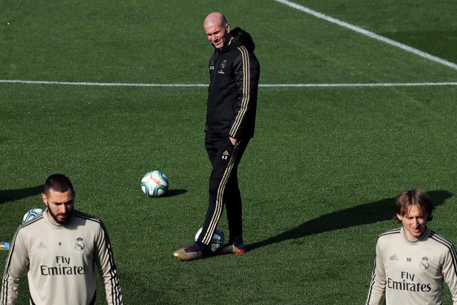Más centrocampistas o Bale, la opción que medita Zidane para lavar la imagen ante el City Más centrocampistas o Bale, la opción que medita Zidane para lavar la imagen ante el City