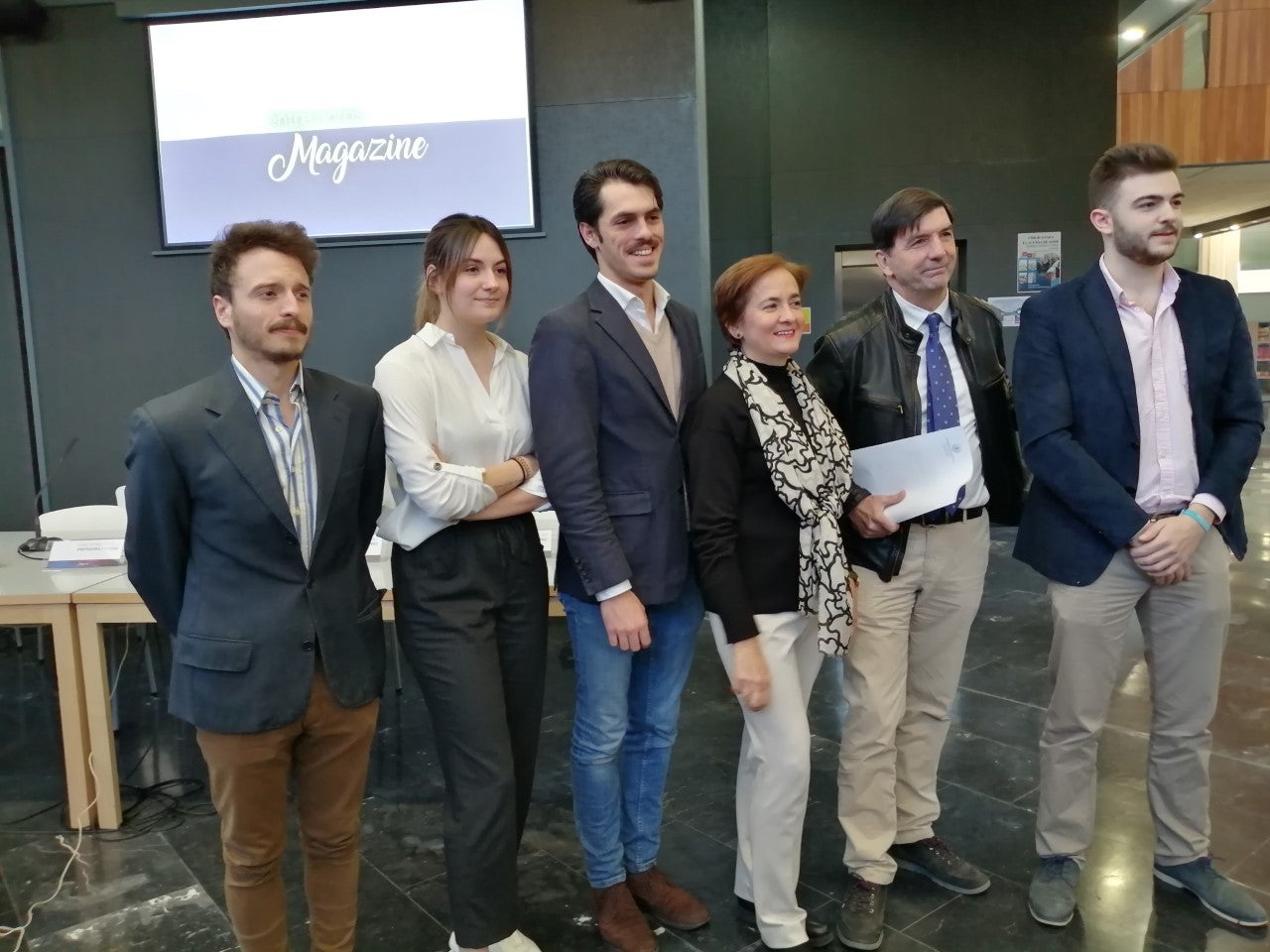 Un grupo de estudiantes presentan el programa televisivo "Entre horas" Un grupo de estudiantes presentan el programa televisivo "Entre horas"