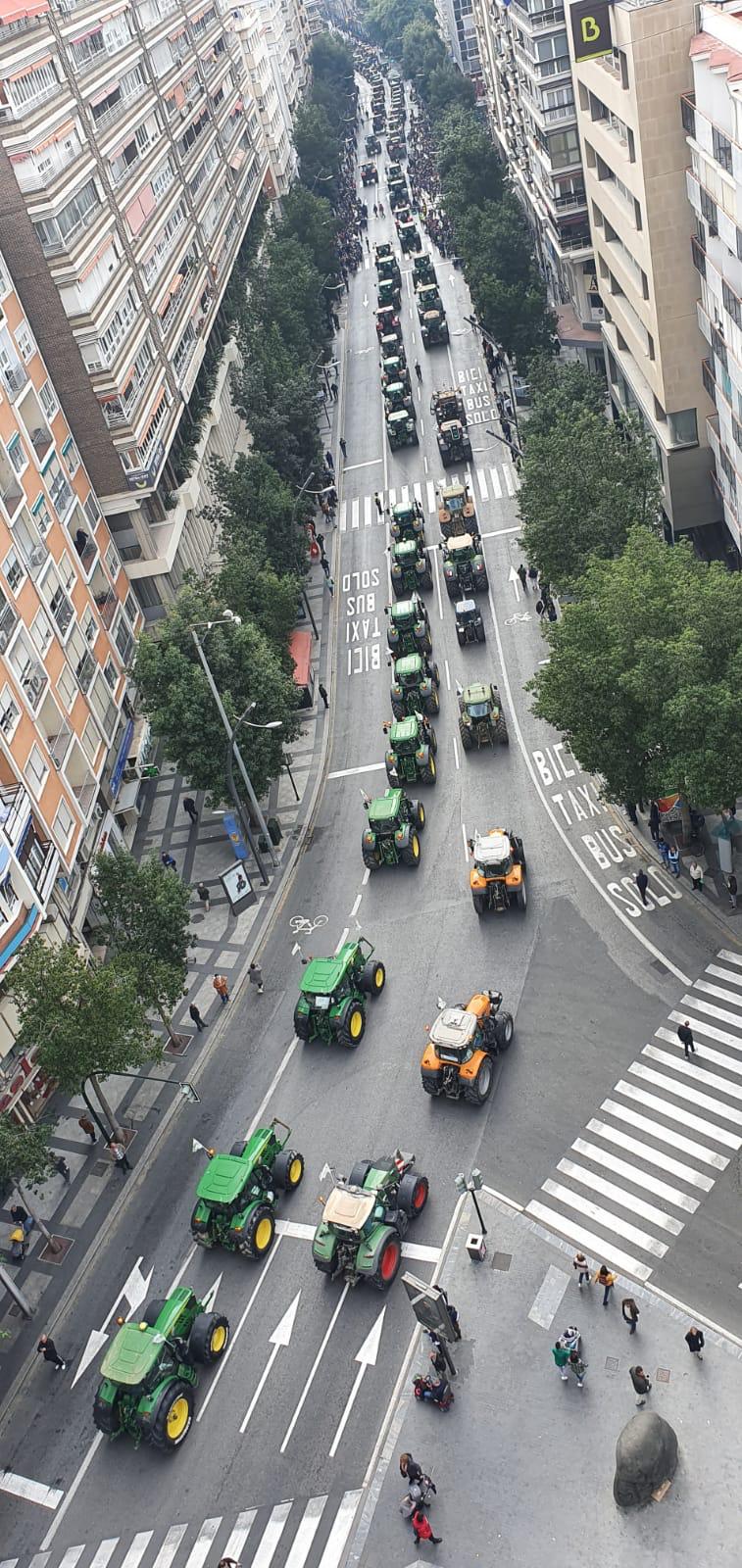 Agricultores de toda la provincia de Alicante cortarán la autovía este martes para pedir más apoyo del gobierno de España y la Unión Europea Agricultores de toda la provincia de Alicante cortarán la autovía este martes para pedir más apoyo del gobierno de España y la Unión Europea