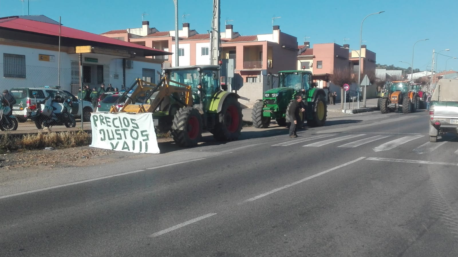 Los agricultores cortan la N-430 Los agricultores cortan la N-430