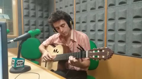Cantando "Cuerpos" uno de los temas que compone su trabajop musical