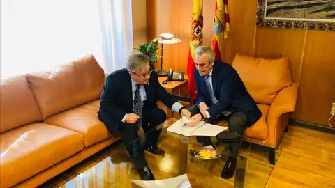 El Justicia de Aragón le ha entregado su informe al presidente de las Cortes, Javier Sada. El Justicia de Aragón le ha entregado su informe al presidente de las Cortes, Javier Sada.