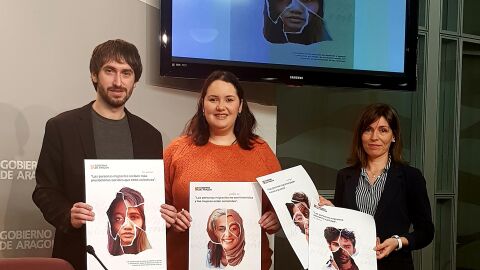 La directora general de Inmigraci&oacute;n, Natalia Salvo, en el centro