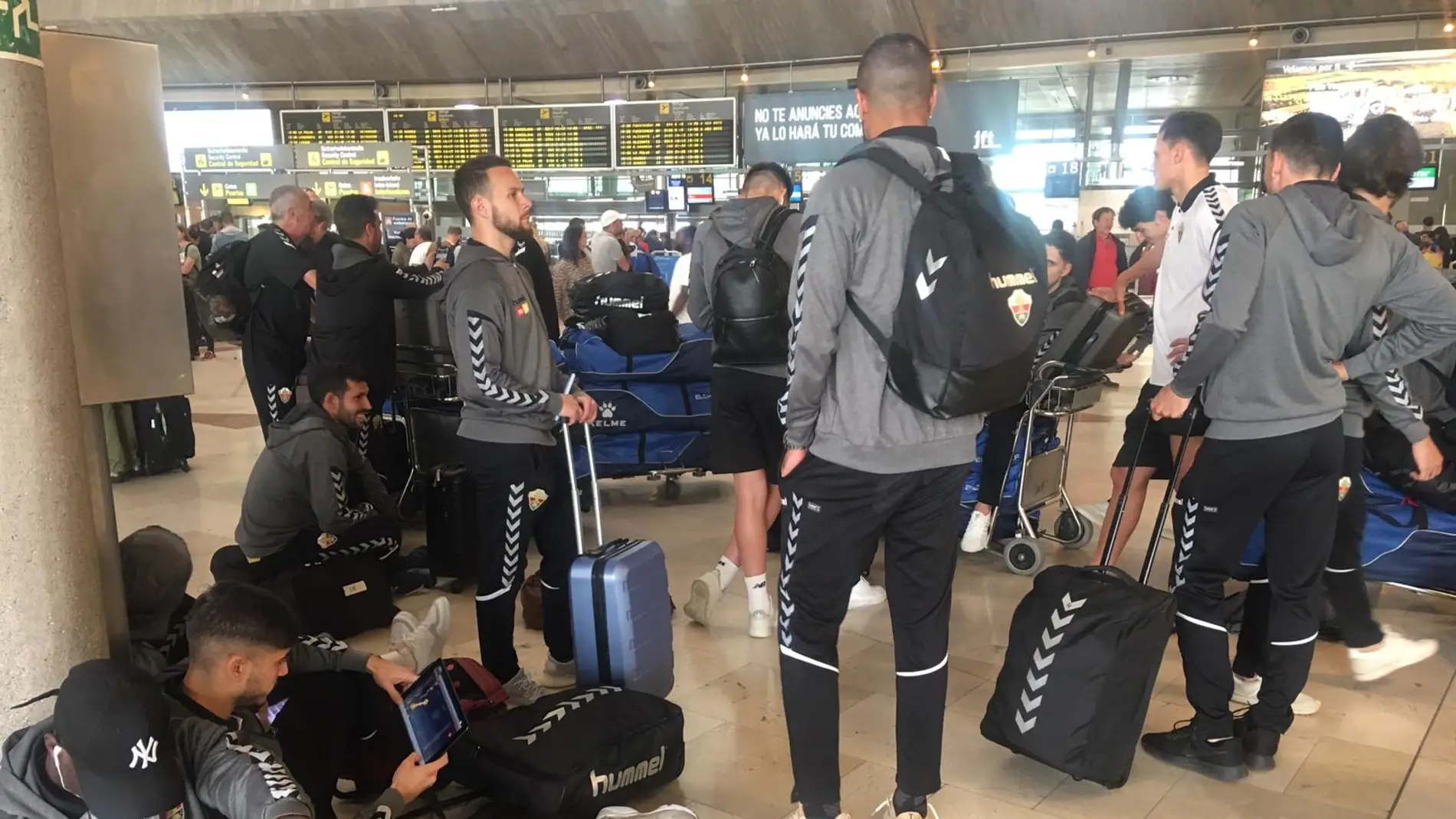 Los jugadores del Elche CF en el aeropuerto Tenerife Norte-Los Rodeos, tras ser aplazado su vuelo tras el partido del Heliodoro Rodríguez López.