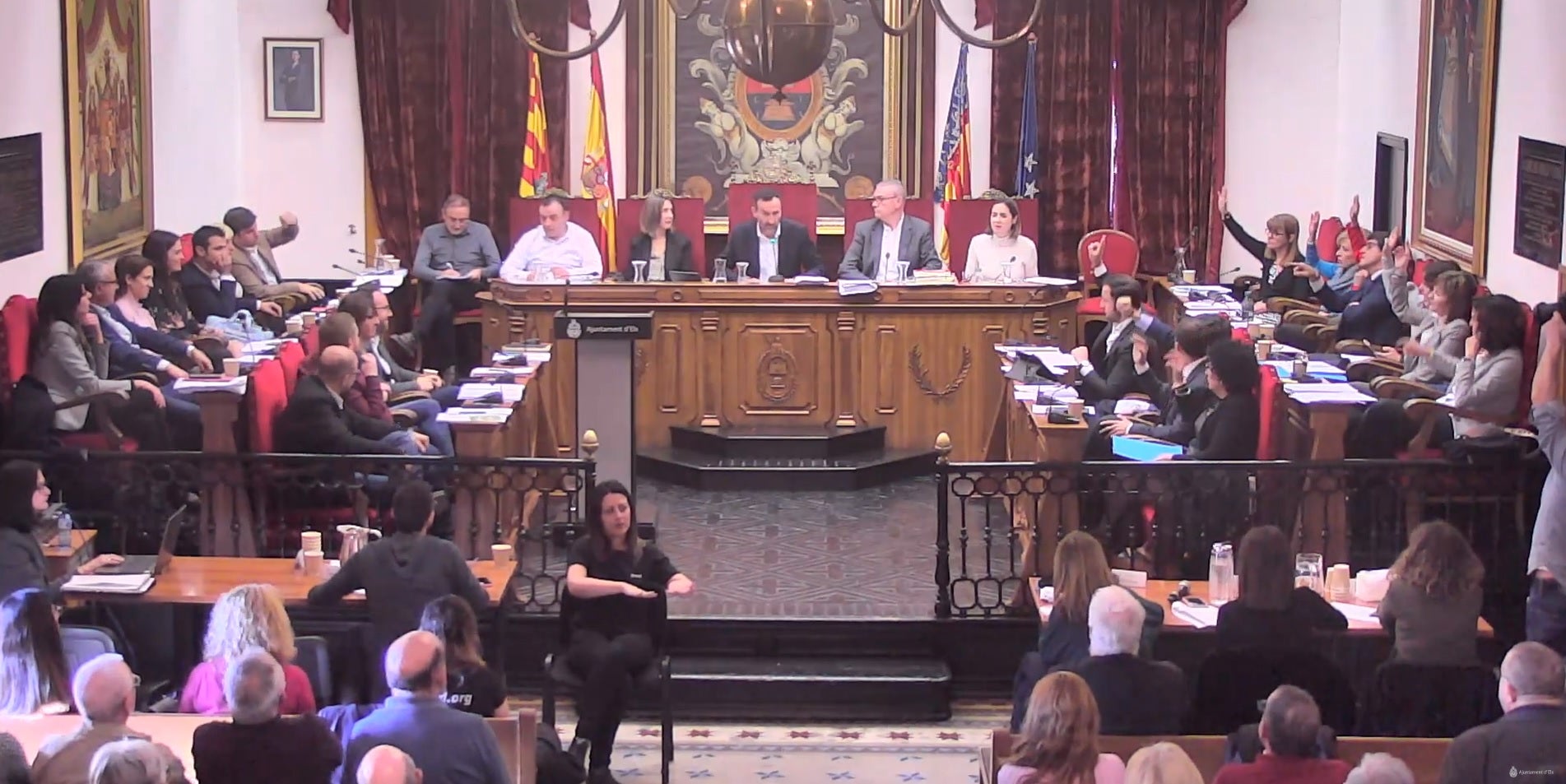 El pleno municipal de Elche debate la dotación de ayudas ante el coronavirus entre críticas del PP por recortes a las pedanías El pleno municipal de Elche debate la dotación de ayudas ante el coronavirus entre críticas del PP por recortes a las pedanías