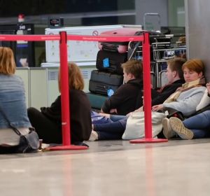 La calima convierte los aeropuertos canarios en hoteles improvisados, hasta 4.000 pasajeros afectados han dormido allí La calima convierte los aeropuertos canarios en hoteles improvisados, hasta 4.000 pasajeros afectados han dormido allí