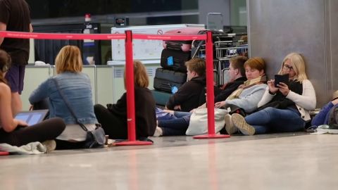 La calima convierte los aeropuertos canarios en hoteles improvisados, hasta 4.000 pasajeros afectados han dormido all&iacute;