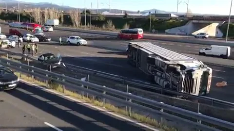 Vuelca un cami&oacute;n de cerdos en el km 23 de la A-6 direcci&oacute;n Madrid