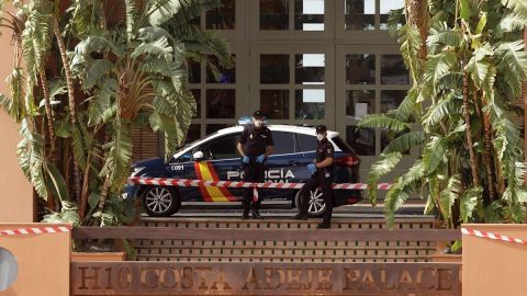 La Policía vigila la entrada del hotel de Tenerife donde mil turistas están en cuarentena por el coronavirus