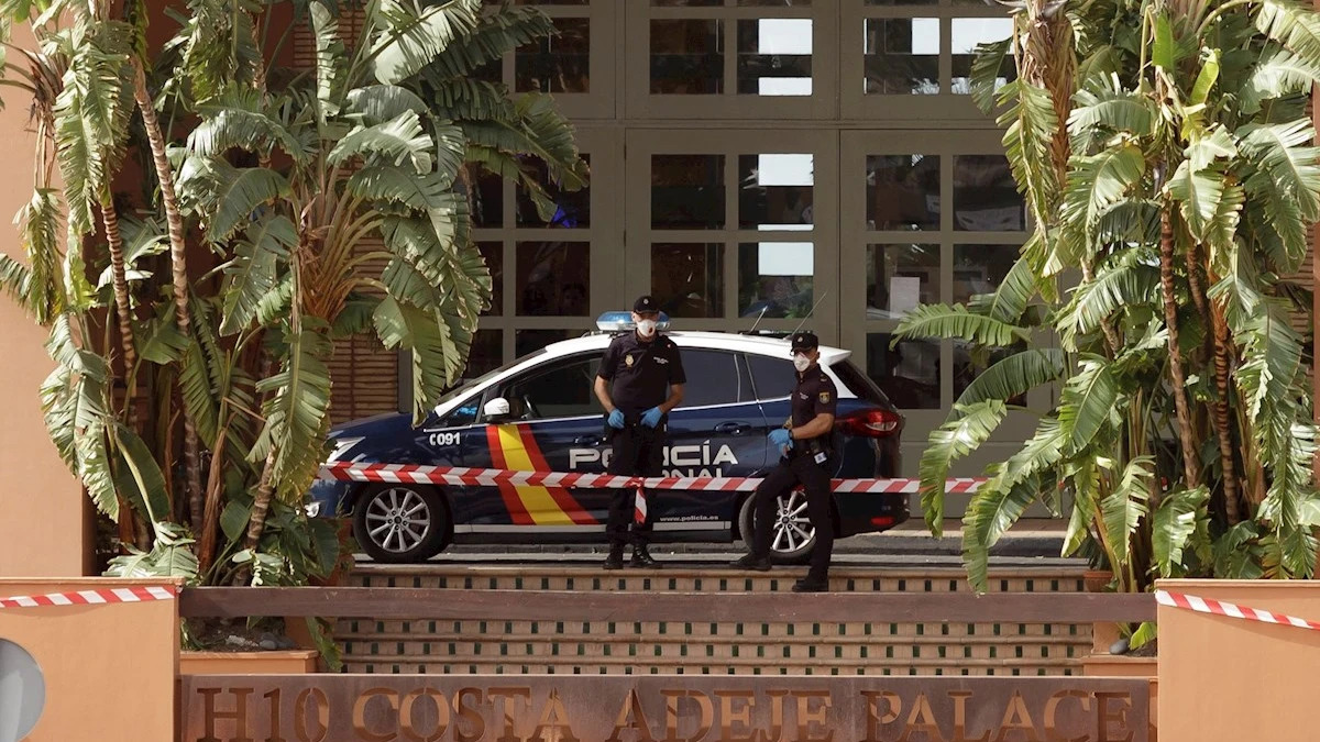 La Polic&iacute;a vigila la entrada del hotel de Tenerife donde mil turistas est&aacute;n en cuarentena por el coronavirus