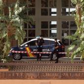 Miembros de la Policía Nacional custodian la entrada del hotel en Adeje