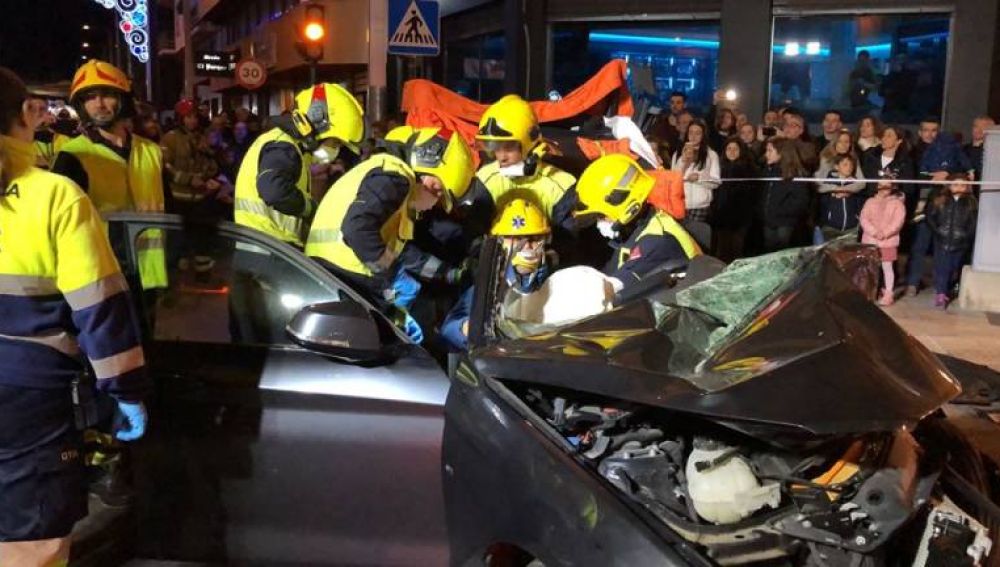 Imagen del simulacro realizado en el centro de Elche, donde se utilizó el vehículo siniestrado en el accidente del Camino de las Casas Juntas de Elche.