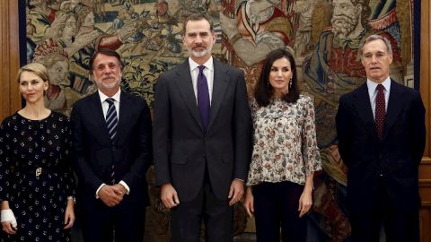 El Rey Felipe VI y la Reina Letizia, con el consejero delegado de Atresmedia, Silvio Gonz&aacute;lez, el presidente Jos&eacute; Creuheras y la vocal M&oacute;nica Sib&eacute;