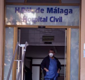 Un trabajador del Hospital Civil de Málaga porta una mascarilla protectora después de que dos pacientes hayan sido aislados. Un trabajador del Hospital Civil de Málaga porta una mascarilla protectora después de que dos pacientes hayan sido aislados.