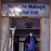 Un trabajador del Hospital Civil de Málaga Un trabajador del Hospital Civil de Málaga