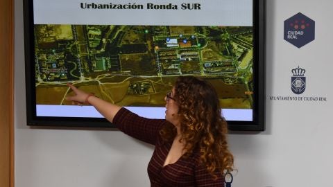 Sara Mart&iacute;nez ha explicado en que consistir&aacute; la urbanizaci&oacute;n de la Ronda Sur