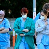 Sanitarios pasean con mascarilla ante el coronavirus en Italia